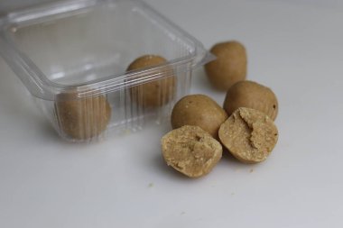 Dink ya da Dinkache Ladoo, dink ve kuru meyve ve hurma gibi ilave malzemelerden oluşan besleyici zengin ladoo 'lardan biridir. Beyaz arkaplanda çekilen