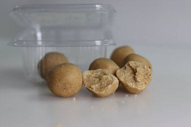 Dink ya da Dinkache Ladoo, dink ve kuru meyve ve hurma gibi ilave malzemelerden oluşan besleyici zengin ladoo 'lardan biridir. Beyaz arkaplanda çekilen