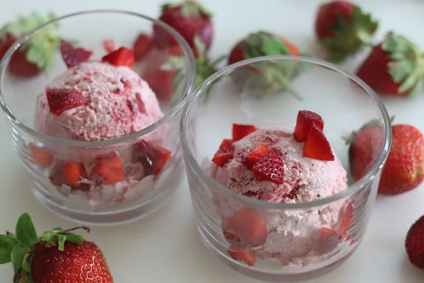 Bolinhas Gelado Caseiro Morango Três Ingredientes Sorvete Feito Morangos Frescos — Fotografia de Stock