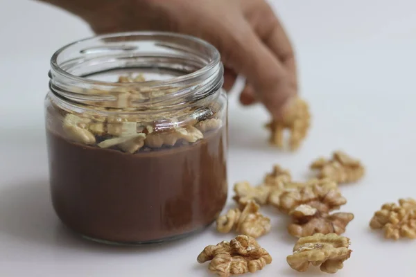 Chokladvaniljsås Chokladvaniljsås Serveras Med Krossade Valnötter Snabb Och Enkel Efterrätt — Stockfoto