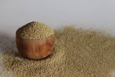 Brown Top darı, ayrıca Pala Pul, Korale ve Andakorra olarak da bilinir. Andhra Pradesh ve Karnataka 'ya özgü bir bahçe ve bir sürü tıbbi değeri olan nadir bir darı. Tahta bir konteynırda tutuluyor.