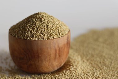 Brown Top darı, ayrıca Pala Pul, Korale ve Andakorra olarak da bilinir. Andhra Pradesh ve Karnataka 'ya özgü bir bahçe ve bir sürü tıbbi değeri olan nadir bir darı. Tahta bir konteynırda tutuluyor.