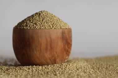 Brown Top darı, ayrıca Pala Pul, Korale ve Andakorra olarak da bilinir. Andhra Pradesh ve Karnataka 'ya özgü bir bahçe ve bir sürü tıbbi değeri olan nadir bir darı. Tahta bir konteynırda tutuluyor.