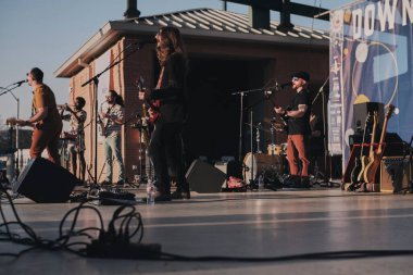 Burası The Good Dudes Band. Lafayette Louisiana 'da canlı yayındayız..