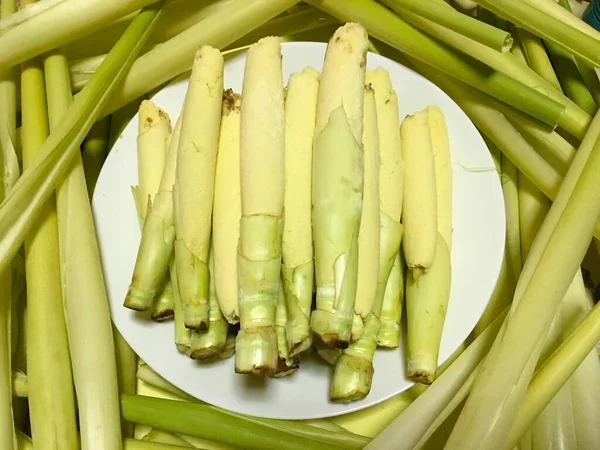 Saccharum edule, ayrıca terubuk, durka, Fiji kuşkonmaz, dule, pitpit ve naviso olarak da bilinir. Tropikal iklimlerde yetişmiş