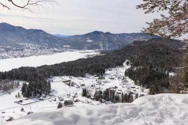 Teletskoye Gölü manzarası ve Biya Nehri 'nin kaynağı, Tulun Dağı' ndan Artybash ve Iogach köyleri - Tuu Altai Cumhuriyeti, Rusya
