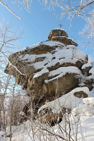 Tepesinde Ortodoks haçı olan Rock Tserkovka, Belokurikha şehri, Altai Bölgesi, Rusya