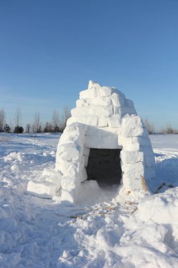 Igloo kışın karlı bir havada duruyor, Novosibirsk, Rusya