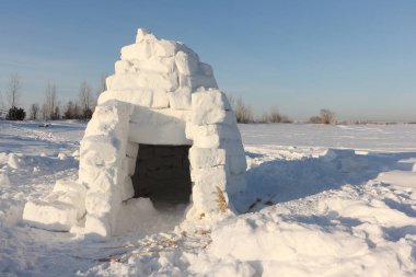 Igloo kışın karlı bir havada duruyor, Novosibirsk, Rusya