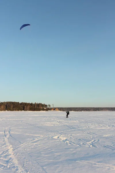 Man Training Met Een Vlieger Een Bevroren Rivier Winter Reservoir — Stockfoto
