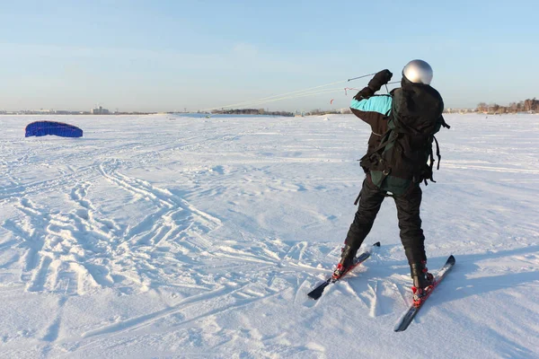 Человек Поднимающий Змея Снегу Обское Водохранилище Новосибирск Россия — стоковое фото