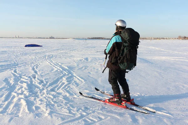 Man Training Met Een Vlieger Een Bevroren Rivier Winter Reservoir — Stockfoto