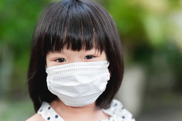 Menutup Anak Lucu Mengenakan Masker Wajah Medis Putih Untuk Perlindungan — Stok Foto