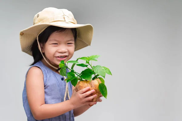 Senyum Indah Anak Kecil Asia Mengenakan Topi Anak Memegang Bibit — Stok Foto