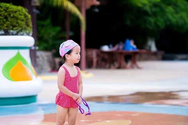 Retrato Menina Asiática Brincando Água Parque Aquático Criança Vestindo Maiô — Fotografia de Stock