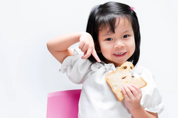 Güzel Bir Kız Ekmek Yemekten Mutlu Olur Çocuk Ekmeği Işaret — Stok fotoğraf