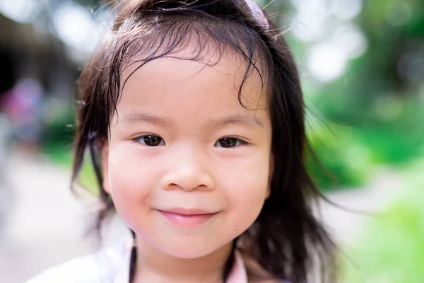 Menutup Wajah Manis Gadis Manis Senyum Manis Anak Anak Berkeringat — Stok Foto