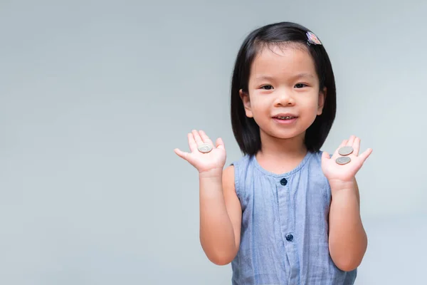 Potret Gadis Anak Asia Yang Memegang Koin Perak Tangannya Anak — Stok Foto