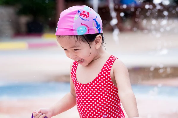 Retrato Niña Linda Feliz Jugando Agua Niño Con Traje Baño — Foto de Stock