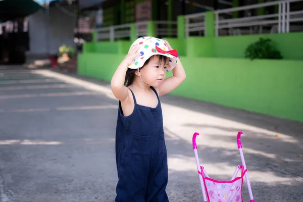 Ragazza Carina Indossa Cappello Proteggere Suo Viso Dal Sole Mentre — Foto Stock