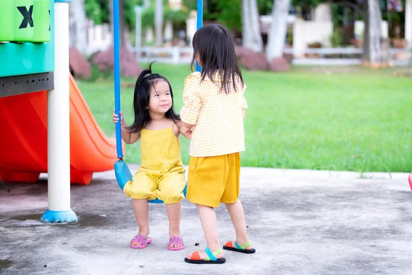 Asiático Irmã Menina Jogando Playground Irmã Mais Velha Ficou Conversando — Fotografia de Stock