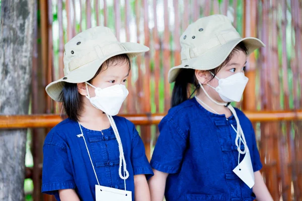 Anaokulu Çocuğu Beyaz Cerrahi Maske Krem Şapka Mavi Mohamed Takım — Stok fotoğraf
