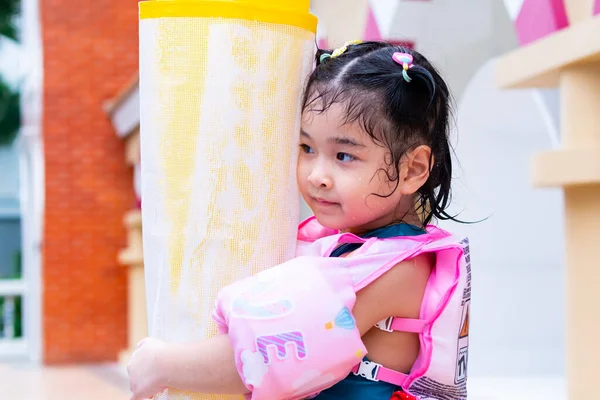 Asiático Bonito Menina Jogando Água Resort Criança Vestindo Terno Segurança — Fotografia de Stock