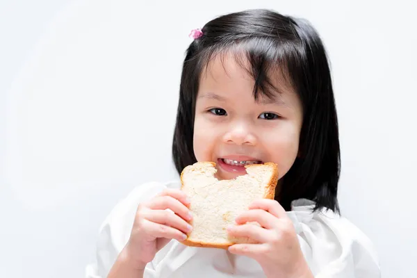 幸せな子供はパンのスライスを食べる 簡単な朝食だ 隔離された白い背景 甘い笑顔の子 — ストック写真