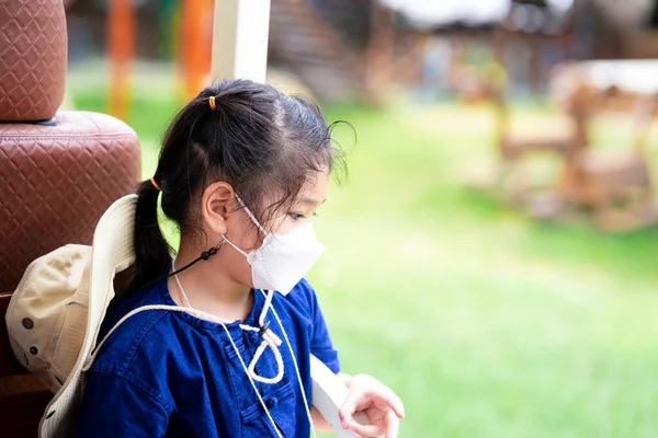 Kinder Tragen Weiße Gesichtsmasken Formen Die Ausbreitung Des Virus Verhindern — Stockfoto