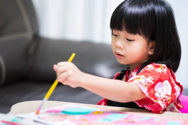 Anak Memegang Sikat Tangan Kirinya Adalah Melukis Warna Air Atas — Stok Foto