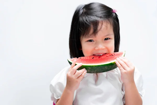 愛らしいアジアの子供の女の子はスイカを食べることをかむ 隔離された白い背景で — ストック写真