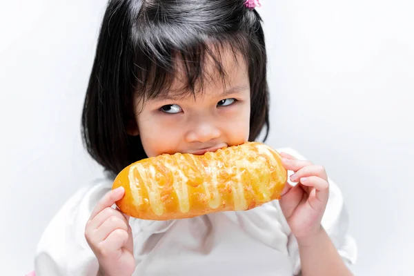 4歳の子供が空腹だったので 彼女はグストと黄金の黄色のパンを食べた — ストック写真