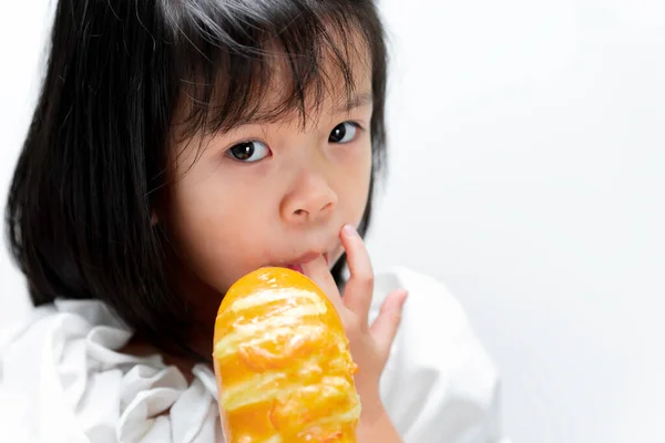 Gadis Manis Asia Memegang Roti Kuning Emas Yang Lezat Seorang — Stok Foto