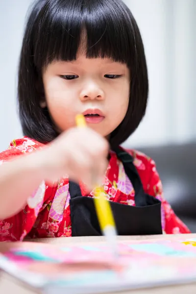 학생들 종이에 그림을 그리는 예술가 소녀가 시간에 수업을 배우고 있습니다 — 스톡 사진