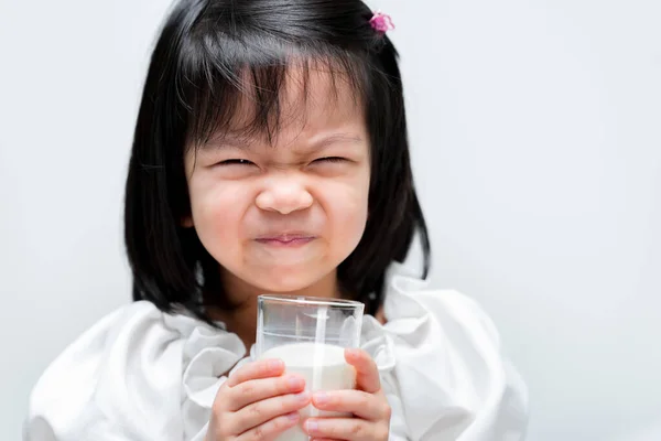 Tatlı Kız Bardaktan Süt Içiyor Çocuklar Süt Içmeyi Sever Yaşında — Stok fotoğraf