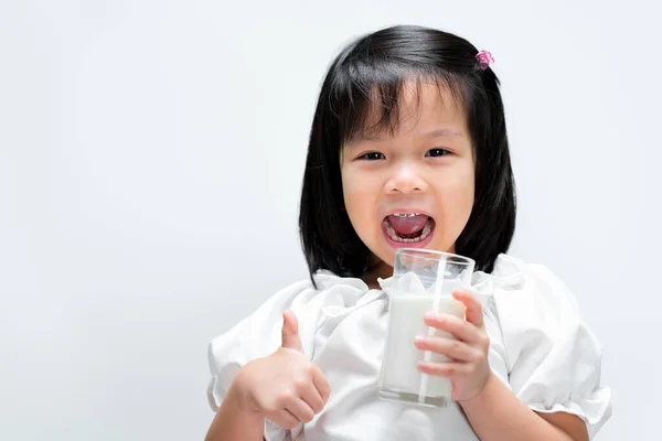 Yaşında Bir Kız Bardakla Süt Içiyor Küçük Çocuk Harika Olduğunu — Stok fotoğraf