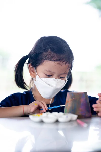 Πορτρέτο Του Χαριτωμένο Κορίτσι Φορώντας Ιατρική Μάσκα Προσώπου Παιδί Μαθαίνει — Φωτογραφία Αρχείου