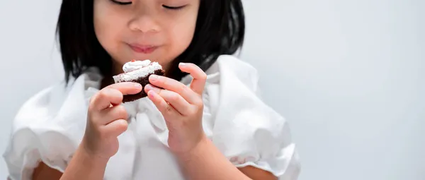 Tangan Gadis Kecil Memegang Kue Coklat Anak Tersenyum Manis Menikmati — Stok Foto