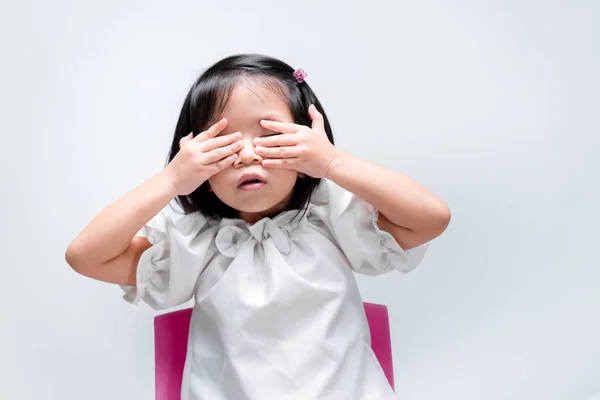 Adorable Enfant Couvrant Ses Yeux Avec Les Mains Sur Fond — Photo