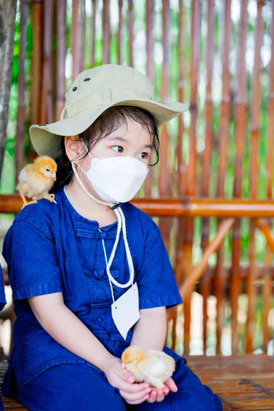 Kind Mit Weißer Medizinischer Mundschutz Kind Hält Huhn Auf Den — Stockfoto