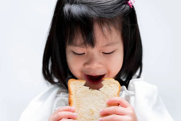 肖像画の女の子白いパンを食べている 白地に — ストック写真