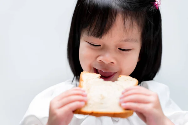 Tatlı Bebek Beyaz Arka Planda Ekmek Yiyor Çocuk Yemekten Zevk — Stok fotoğraf