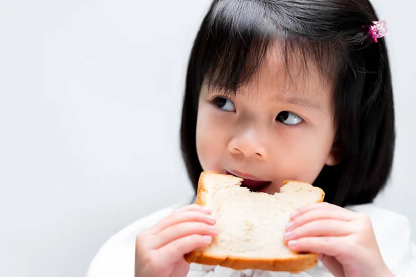 Çocuk Ekmek Yer Kafasından Vurulmuş Tatlı Kız Beyaz Arkaplanda — Stok fotoğraf