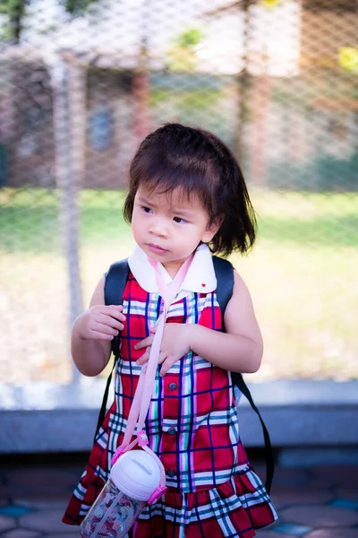 Retrato Menina Asiática Criança Aborrecida Imagem Vertical — Fotografia de Stock