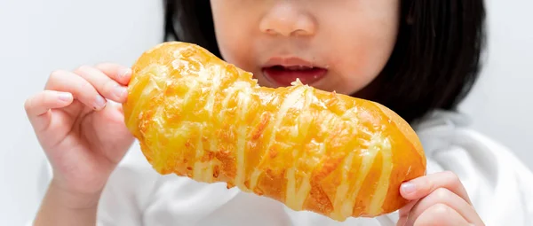 拒食症の概念を持つ子供 小さな女の子の手のパンを保持する — ストック写真