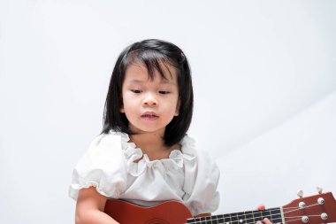 Mutlu çocuk beyaz arka planda müzik öğreniyor. Boşluğu Kopyala.