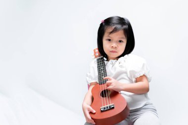 Stüdyoda gitar çalan sevimli çocuk..