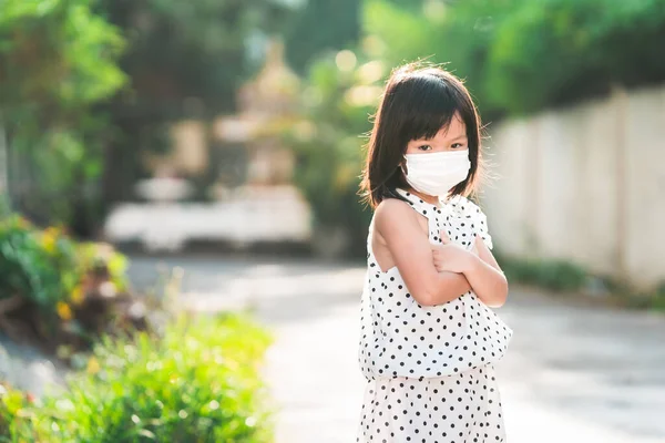 Mädchen Mit Weißer Medizinischer Gesichtsmaske Stehen Mit Verschränkten Armen Kind — Stockfoto