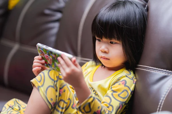 Anak Anak Menonton Video Dengan Smartphone Sofa Kulit Coklat Kehidupan — Stok Foto