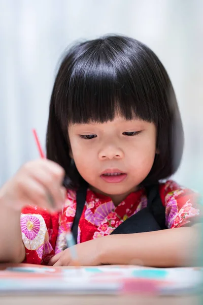 양귀비 소녀는 예술에 물감을 사용하여 그림그리는 전념하고 아시아 아이들은 페인트칠을 — 스톡 사진